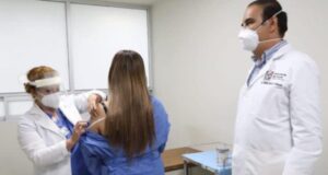 Inicia vacunación contra Covid-19 para médicos de Nuevo León