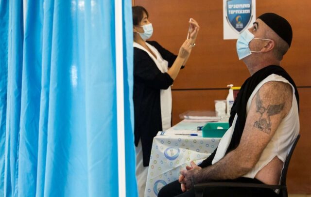 Israel otorga comida gratis para promover la vacunación contra COVID-19