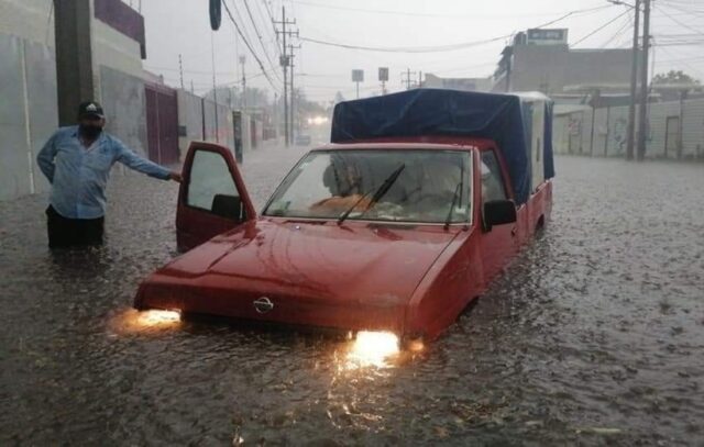 Atizapan entrega apoyos a damnificados por inundaciones