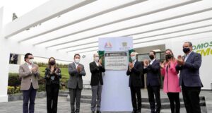 Alfredo del Mazo entrega becas internacionales por 12 mdp