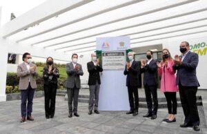 Alfredo del Mazo entrega becas internacionales por 12 mdp