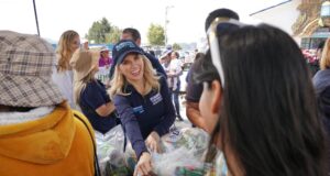 Romina Contreras hace entrega de apoyos alimentarios a comunidades