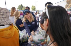 Romina Contreras hace entrega de apoyos alimentarios a comunidades