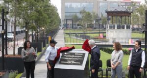Alfredo del Mazo entrega la remodelada Plaza González Arratia en Toluca