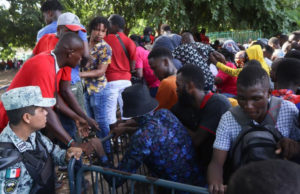 Persiste la saturación de migrantes en la frontera sur de México a pesar de la disminución