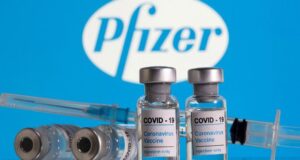 Autorizan venta en farmacias de la vacuna Pfizer en México