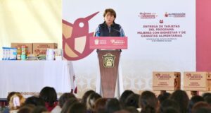 Delfina Gómez entrega apoyos del programa Mujeres con Bienestar en Huixquilucan