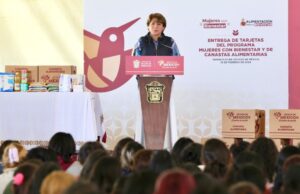 Delfina Gómez entrega apoyos del programa Mujeres con Bienestar en Huixquilucan