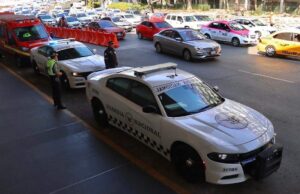 Servicios de taxis por aplicación continúan en el AICM sin sanciones severas