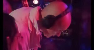 Irvine Welsh se presenta como DJ en el Centro Histórico de México