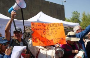 Reforma limita pensiones doradas de jubilados en Mexico
