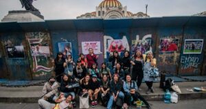 Fotoperiodistas transforman las vallas del 8M en historias sobre mujeres en México