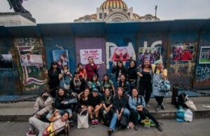 Fotoperiodistas transforman las vallas del 8M en historias sobre mujeres en México