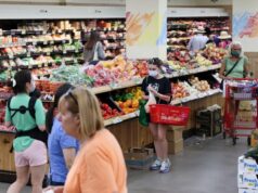 Confianza de consumidores en EU alcanza su nivel más bajo en cuatro años