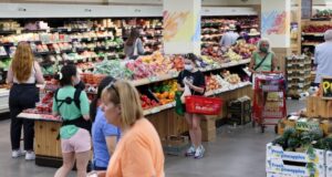 Confianza de consumidores en EU alcanza su nivel más bajo en cuatro años