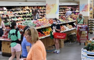 Confianza de consumidores en EU alcanza su nivel más bajo en cuatro años