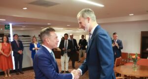 Pablo Lemus y el Rey Felipe VI previos al partido España vs Uruguay