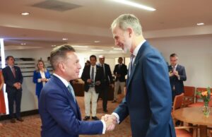 Pablo Lemus y el Rey Felipe VI previos al partido España vs Uruguay