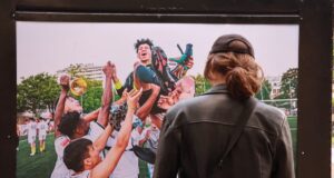 El futbol como arte en Paseo Alcalde: Galería de imágenes mundialistas