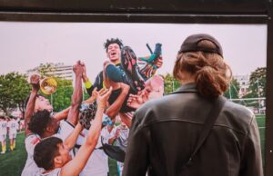 El futbol como arte en Paseo Alcalde: Galería de imágenes mundialistas