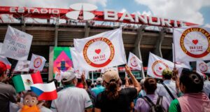 Marcha del Colectivo Una Luz en el Camino por desaparecidos durante México vs Chequia