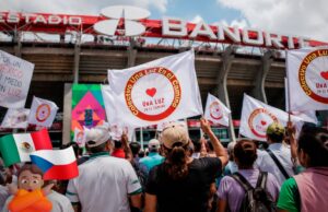 Marcha del Colectivo Una Luz en el Camino por desaparecidos durante México vs Chequia