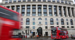Crecimiento frágil en la economía británica mientras Burnham se alista para liderar