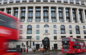 Crecimiento frágil en la economía británica mientras Burnham se alista para liderar
