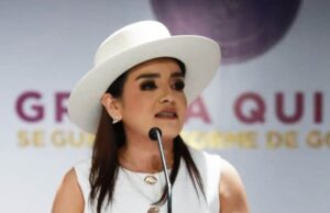 Grecia Quiroz y García Harfuch entregan celulares de Carlos Manzo a la FGR