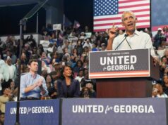 Obama critica a Trump por desviar atención con broma de Cheesecake Factory